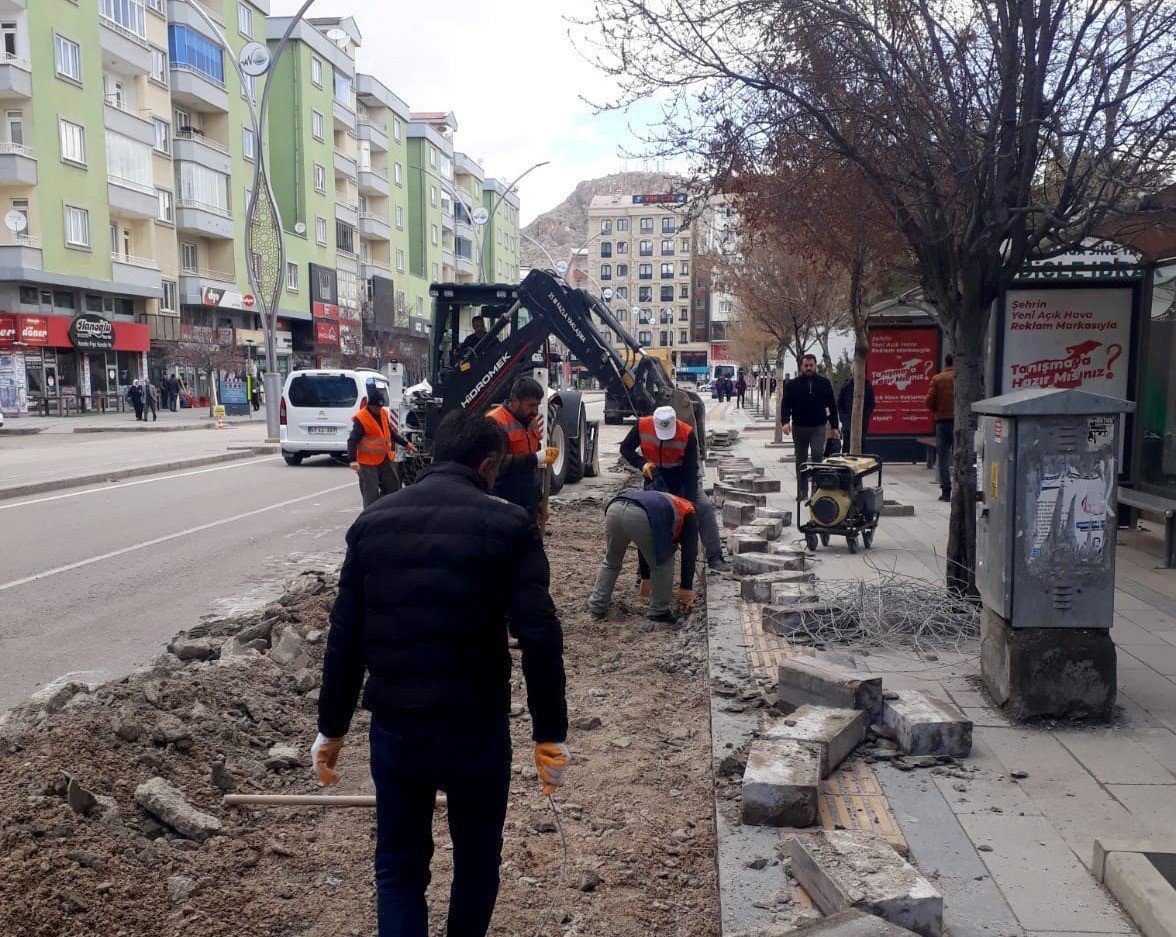 Van’da yol yapım ve karla mücadele çalışması