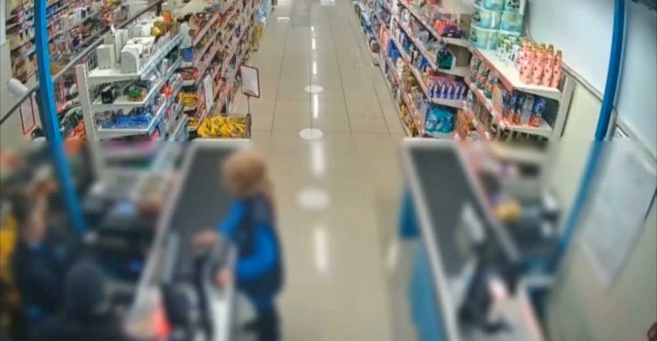 Yüzüne kadın çorabı geçirdi, marketin kasasını böyle boşalttı