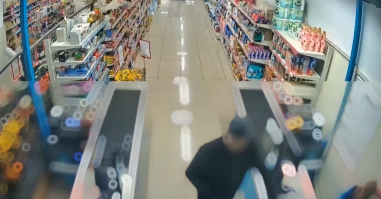 Yüzüne kadın çorabı geçirdi, marketin kasasını böyle boşalttı