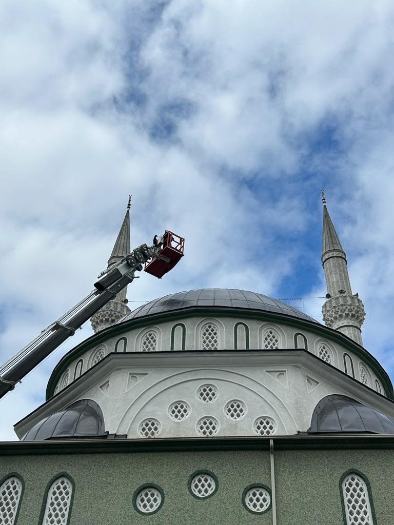 Cami kubbesinde kuluçkaya yatan leyleğe özel yuva