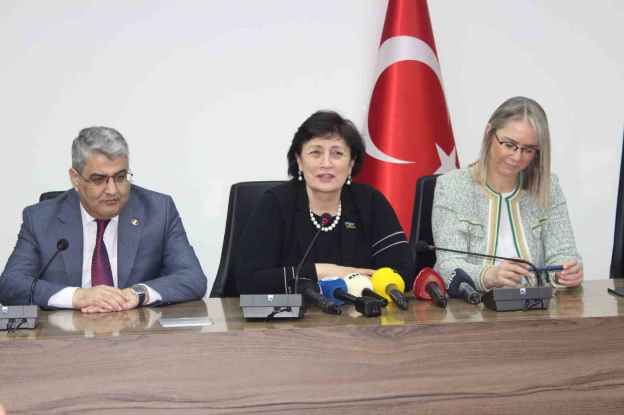 Azerbaycan heyetinden AK Parti İzmir çıkarması