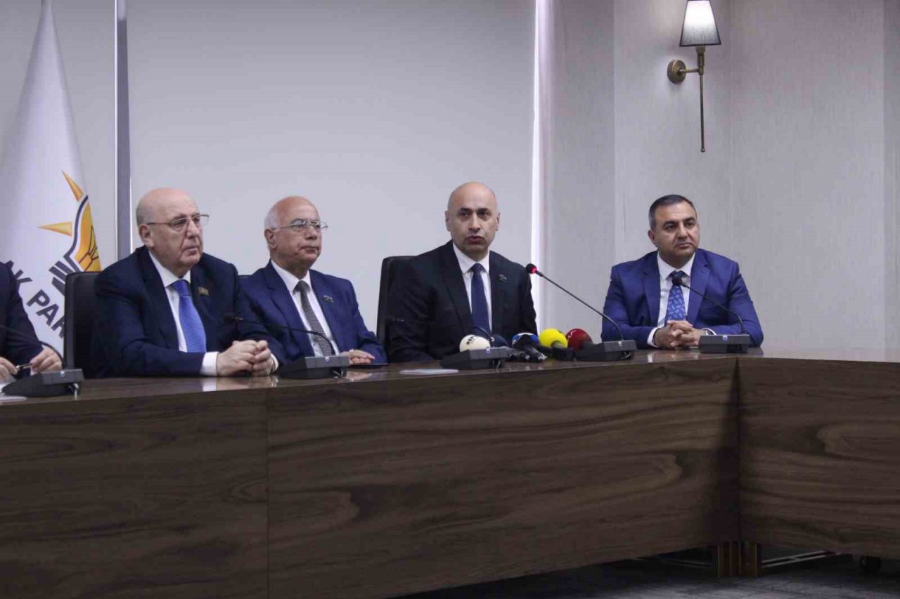 Azerbaycan heyetinden AK Parti İzmir çıkarması