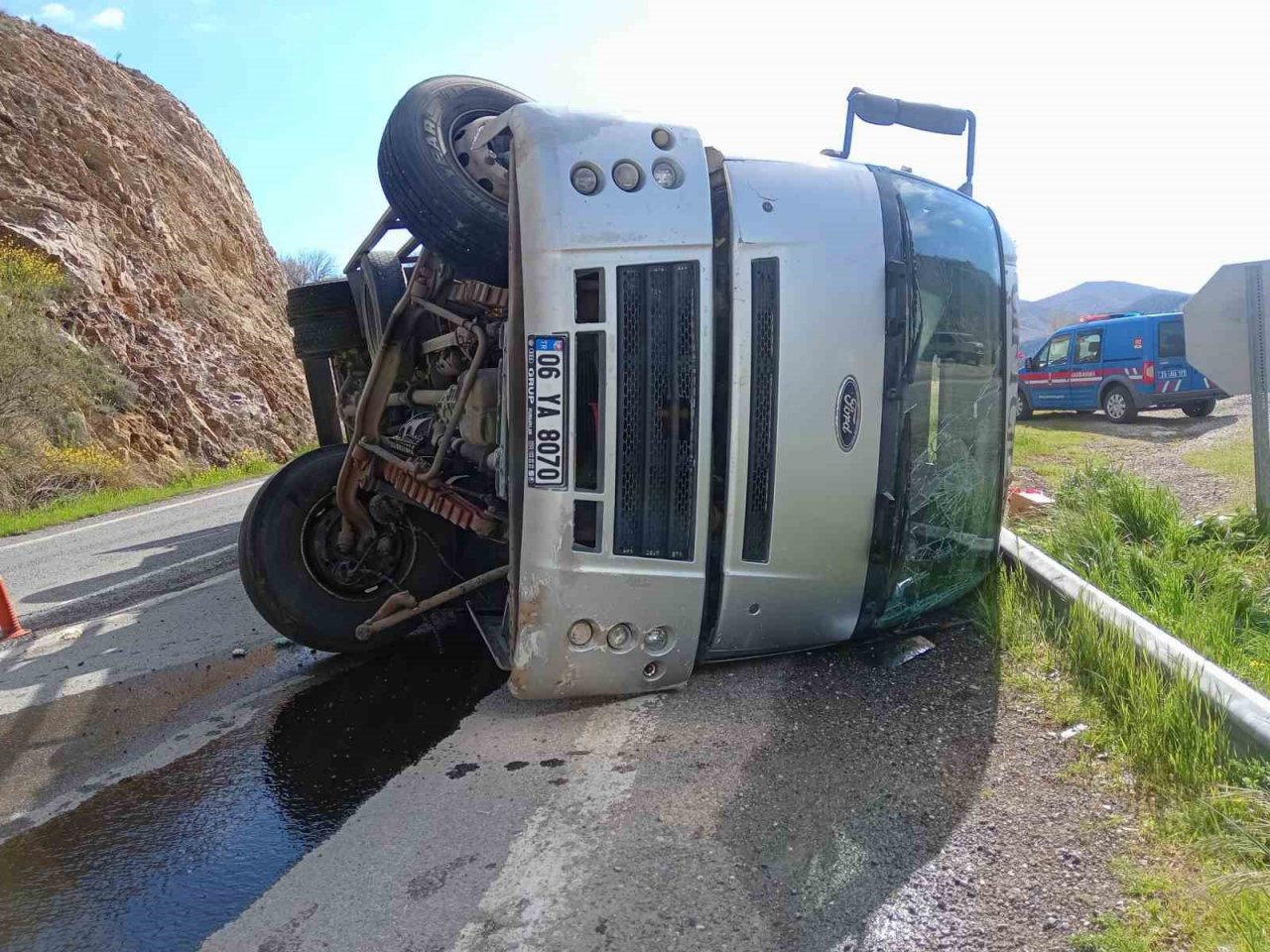 Elazığ’da tır devrildi: 2 yaralı