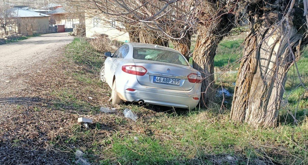 Otomobil ağaca çarptı: 3 yaralı