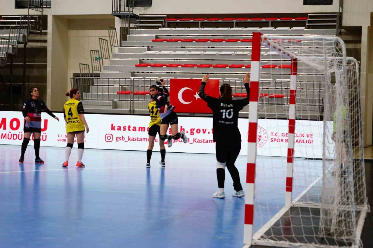 Depremden etkilenen Elazığ ve Adana, hentbol finalinde karşı karşıya geldi