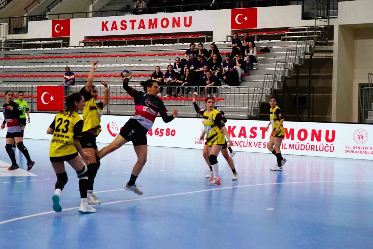 Depremden etkilenen Elazığ ve Adana, hentbol finalinde karşı karşıya geldi