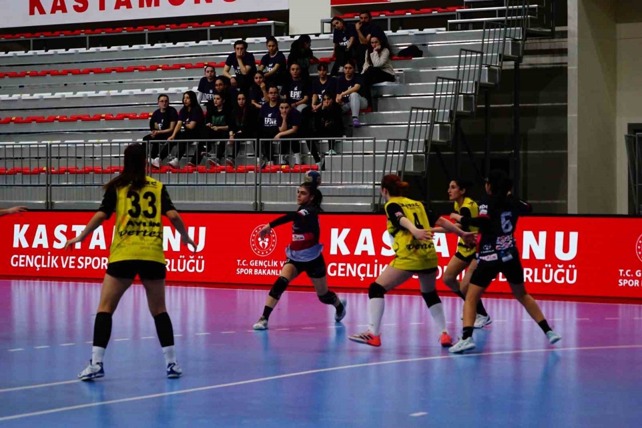 Depremden etkilenen Elazığ ve Adana, hentbol finalinde karşı karşıya geldi
