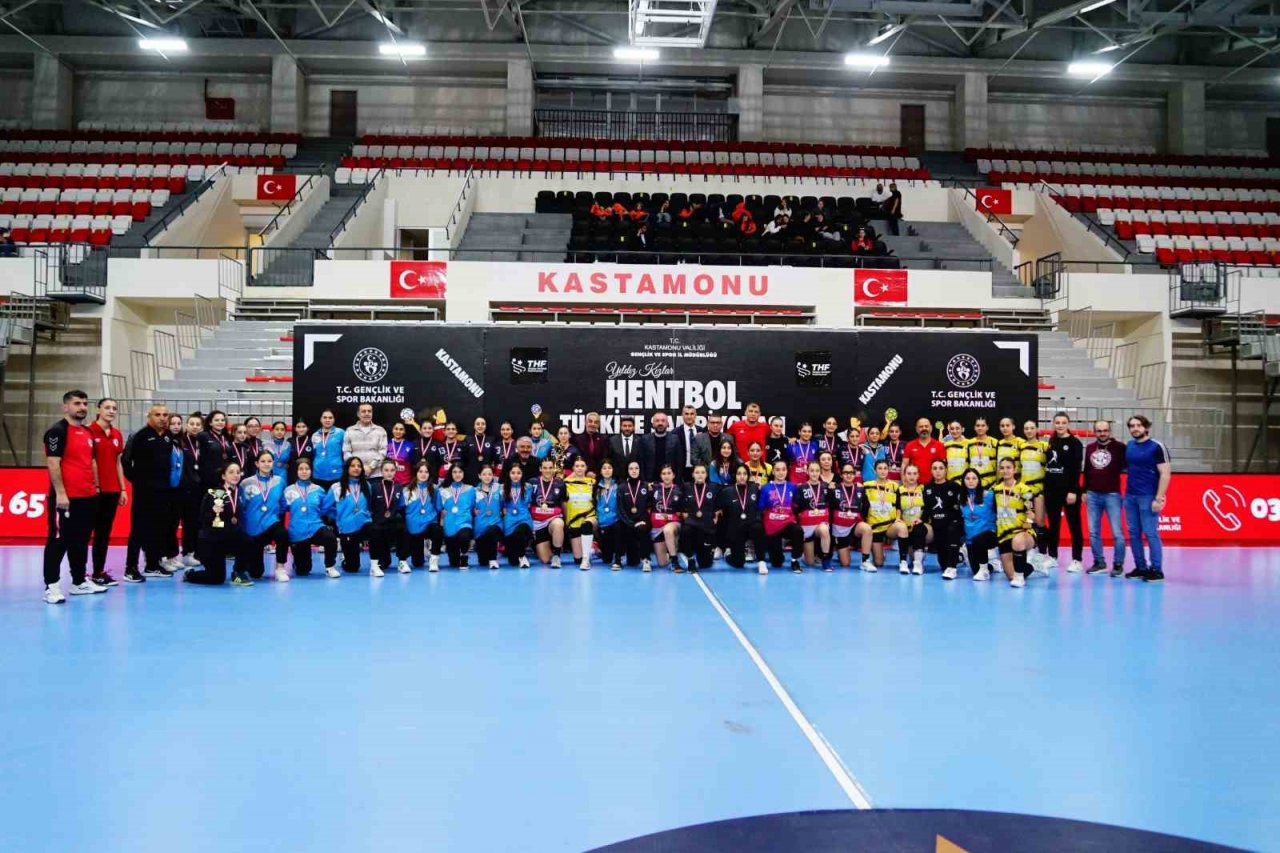 Depremden etkilenen Elazığ ve Adana, hentbol finalinde karşı karşıya geldi