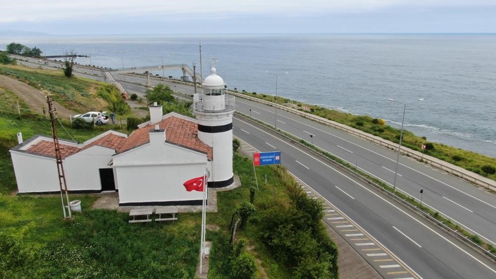 137 yıldır gemilere yol gösteren Yoroz Feneri’nin turizm tesisi olması fikri bürokrasiye takıldı