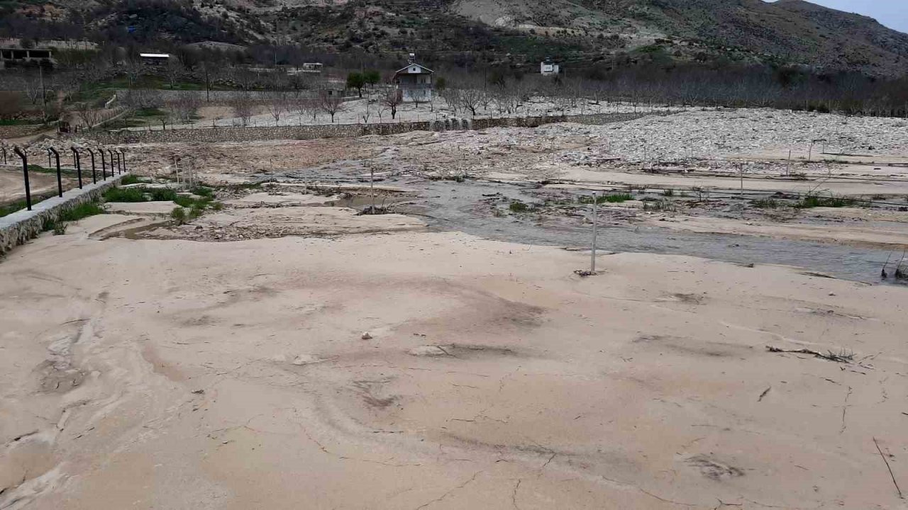 Tut’da meyve bahçeleri çamur ve taşlarla kaplandı