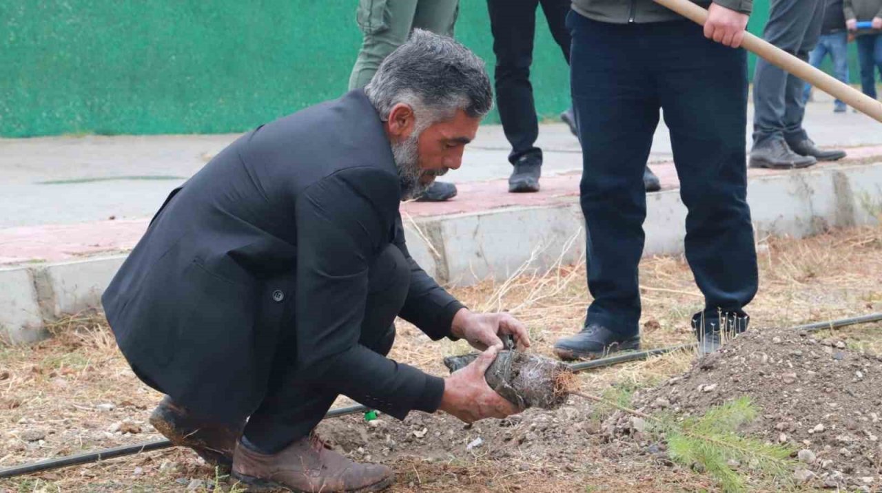 Türkiye’nin çatısı olarak nitelendirilen Ağrı Dağı eteklerinde meyve bahçesi ile turistleri bekliyor