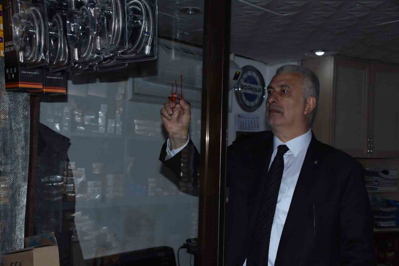 AK Partili vekil adayı ziyaret ettiği esnafın iş yerinin camına bu notu yazdı