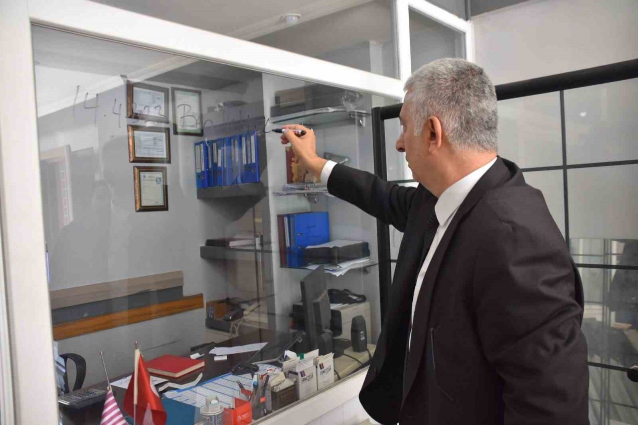 AK Partili vekil adayı ziyaret ettiği esnafın iş yerinin camına bu notu yazdı