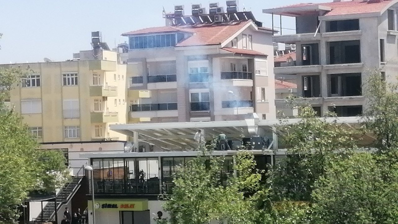 Manavgat Balıkçılar Çarşısı’nda baca yangını ucuz atlatıldı