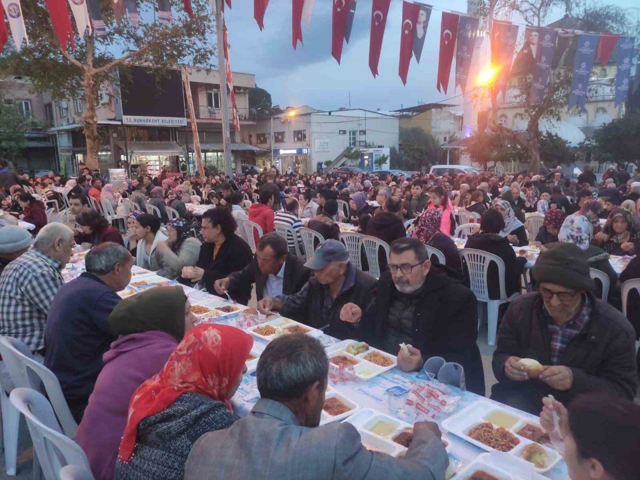 Aydın Büyükşehir Belediyesi 15 bin kişiyi aynı sofrada buluşturdu