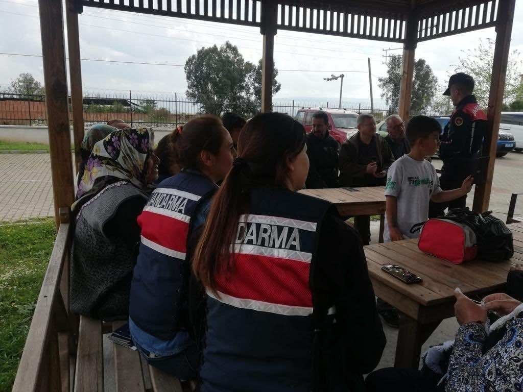 Jandarma ekipleri depremzede vatandaşları bilgilendirdi