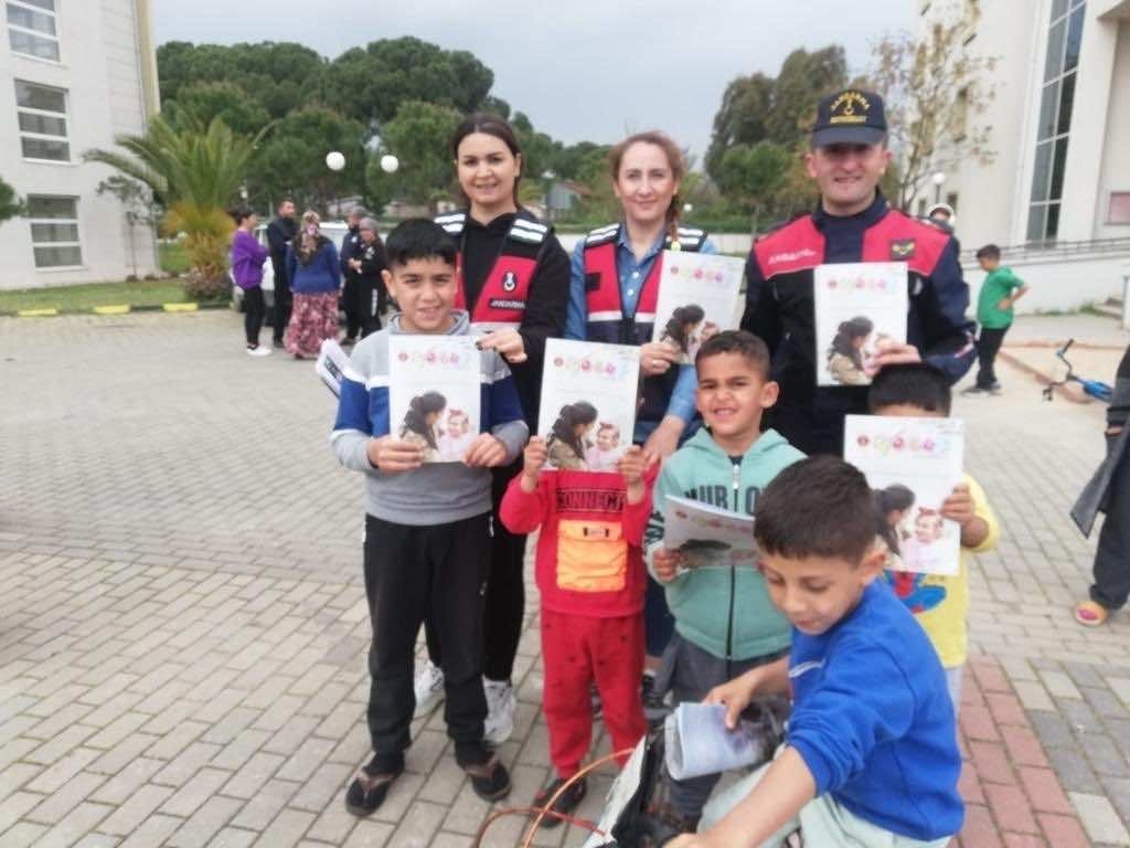 Jandarma ekipleri depremzede vatandaşları bilgilendirdi