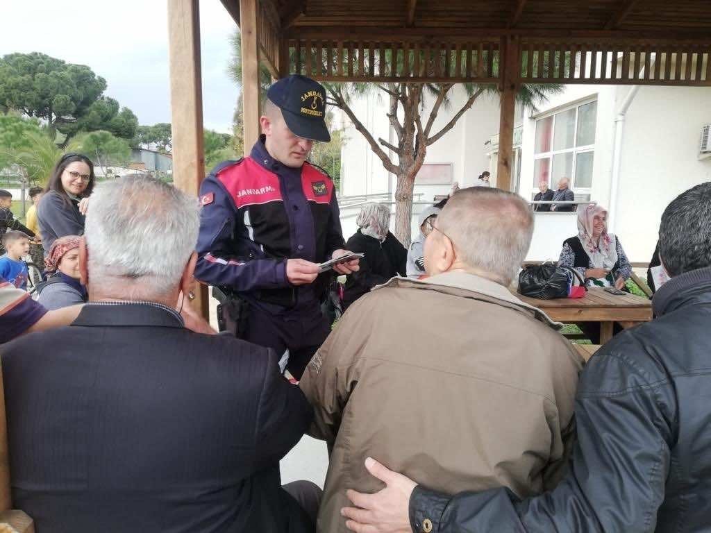 Jandarma ekipleri depremzede vatandaşları bilgilendirdi