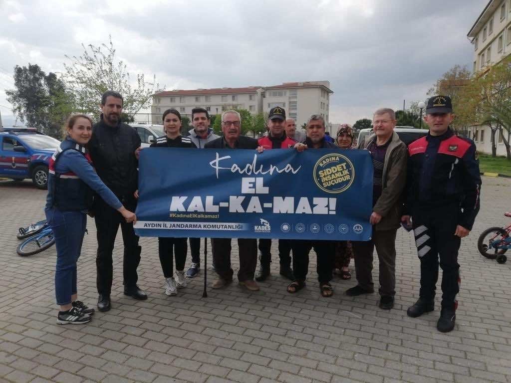 Jandarma ekipleri depremzede vatandaşları bilgilendirdi