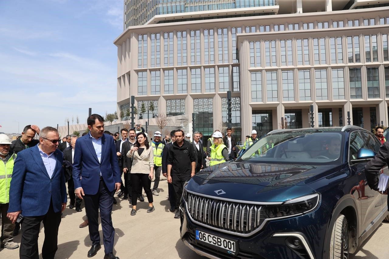 Bakan Kurum, Togg’un şoför koltuğuna geçerek İstanbul çevresinde tur attı