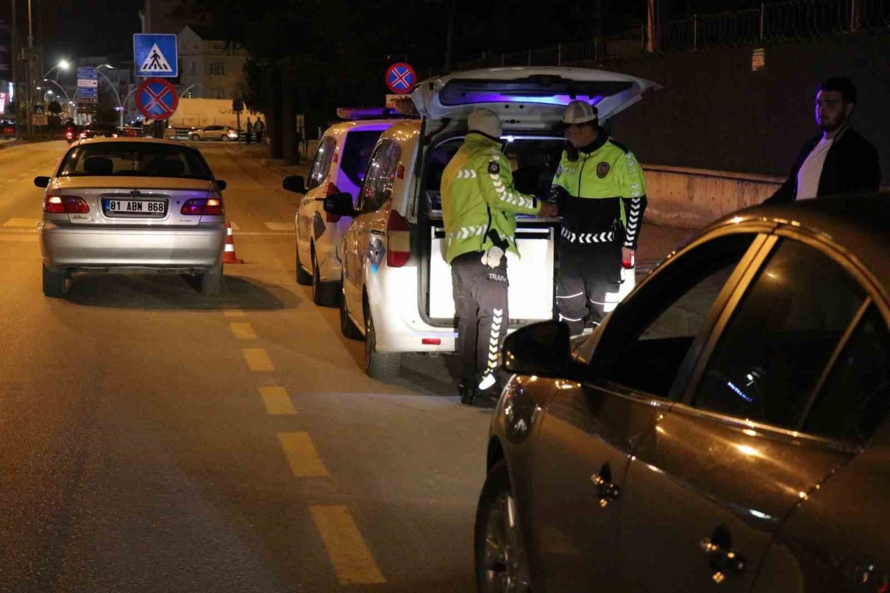 Bolu’da uygulama noktasında durdurulan sürücü, “Emniyetin uyarılarını dikkate almıyorum. Hız yapıyorum”