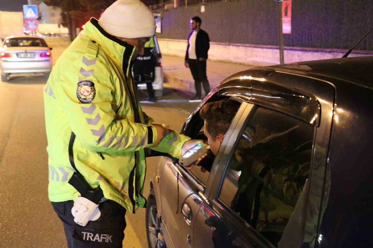 Bolu’da uygulama noktasında durdurulan sürücü, “Emniyetin uyarılarını dikkate almıyorum. Hız yapıyorum”