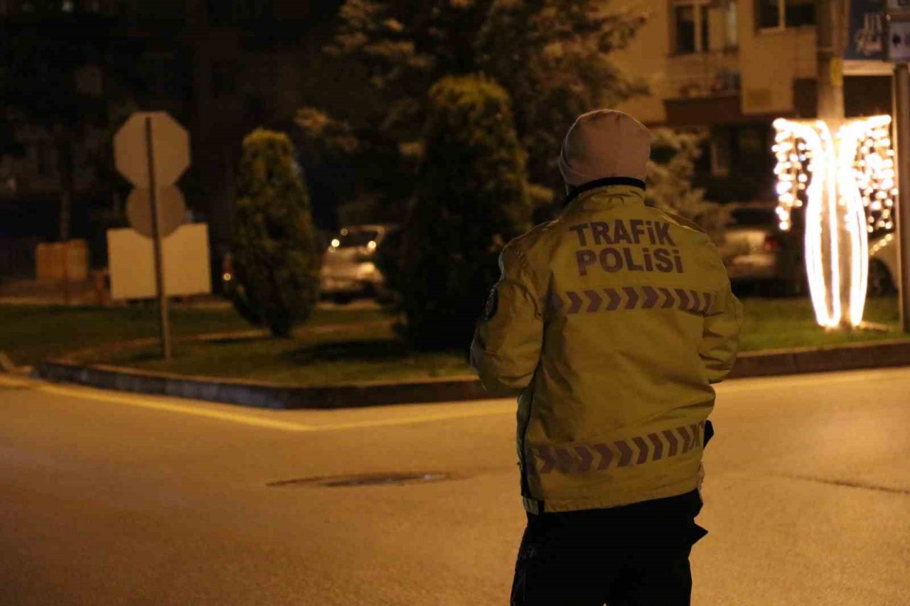 Bolu’da uygulama noktasında durdurulan sürücü, “Emniyetin uyarılarını dikkate almıyorum. Hız yapıyorum”