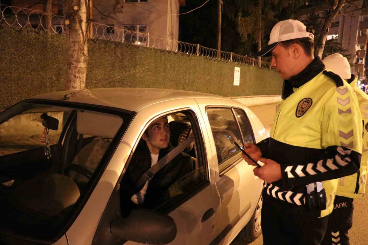 Bolu’da uygulama noktasında durdurulan sürücü, “Emniyetin uyarılarını dikkate almıyorum. Hız yapıyorum”