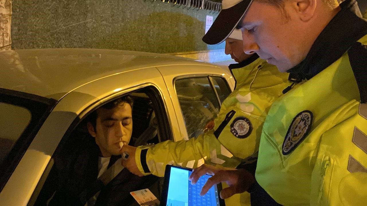 Bolu’da uygulama noktasında durdurulan sürücü, “Emniyetin uyarılarını dikkate almıyorum. Hız yapıyorum”