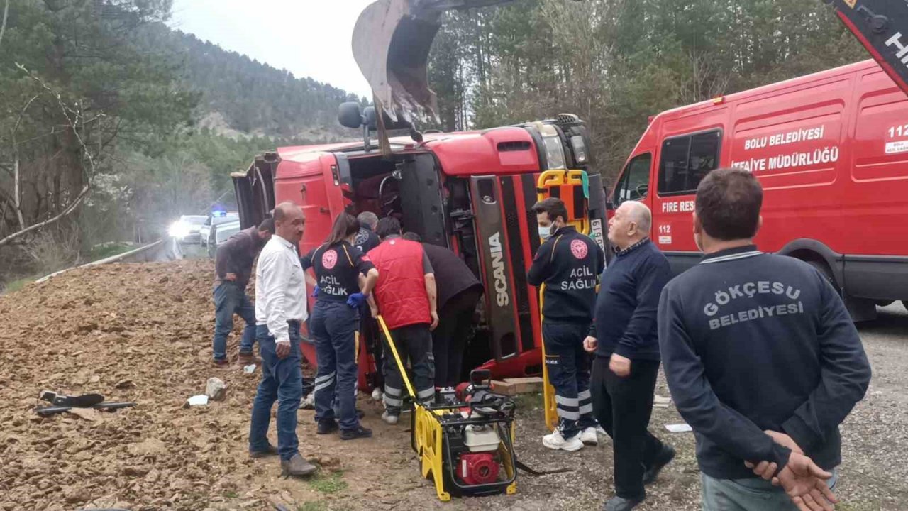 Bolu’da virajı alamayan tır devrildi: 1 yaralı