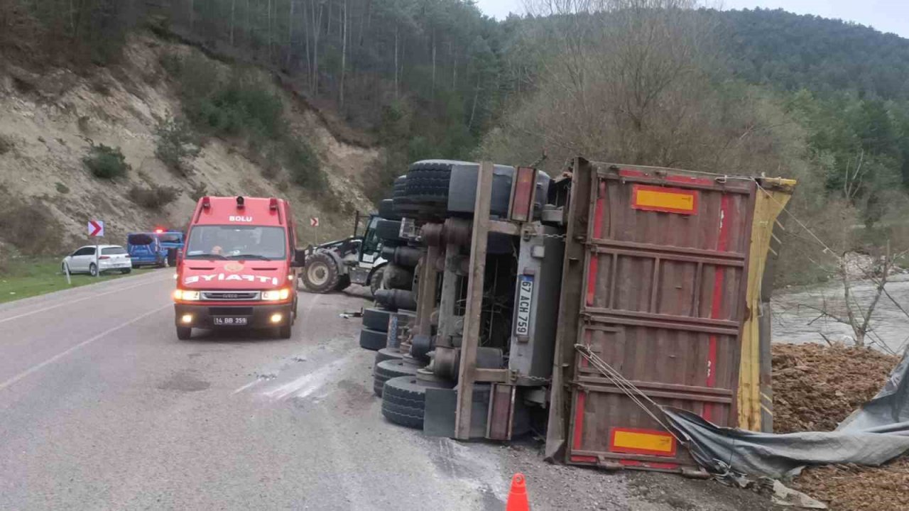 Bolu’da virajı alamayan tır devrildi: 1 yaralı