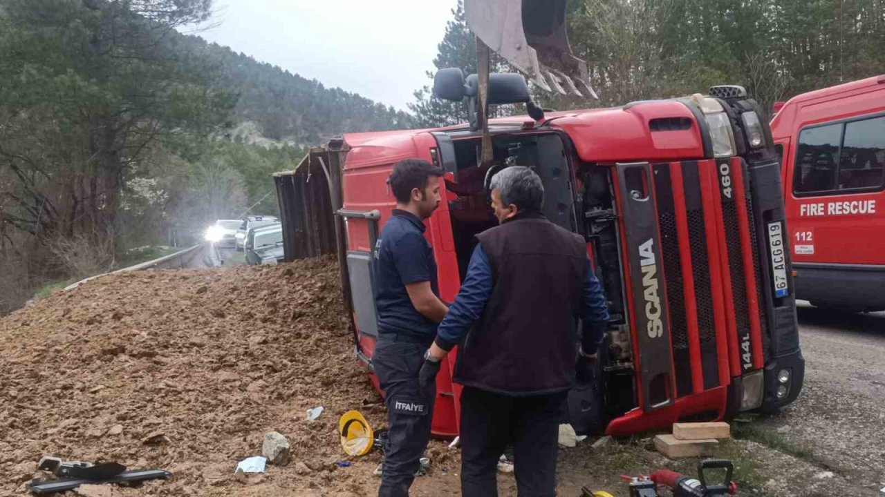 Bolu’da virajı alamayan tır devrildi: 1 yaralı