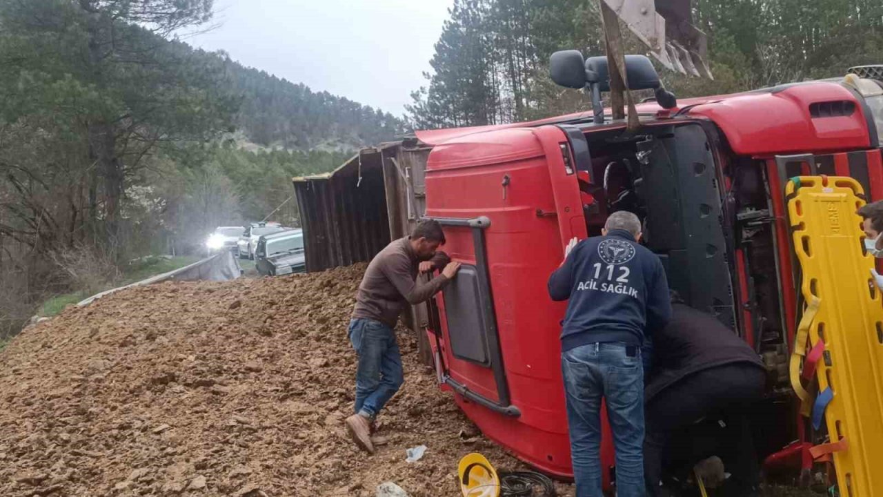 Bolu’da virajı alamayan tır devrildi: 1 yaralı