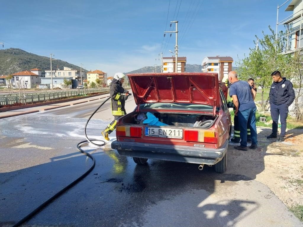 Burdur’da muayeneye götürülen araç yolda alev aldı