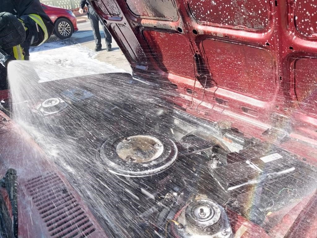 Burdur’da muayeneye götürülen araç yolda alev aldı