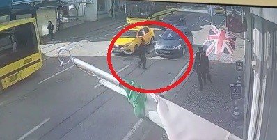 Üniversite öğrencisi alt geçidi kullanmadı, otomobil böyle çarptı