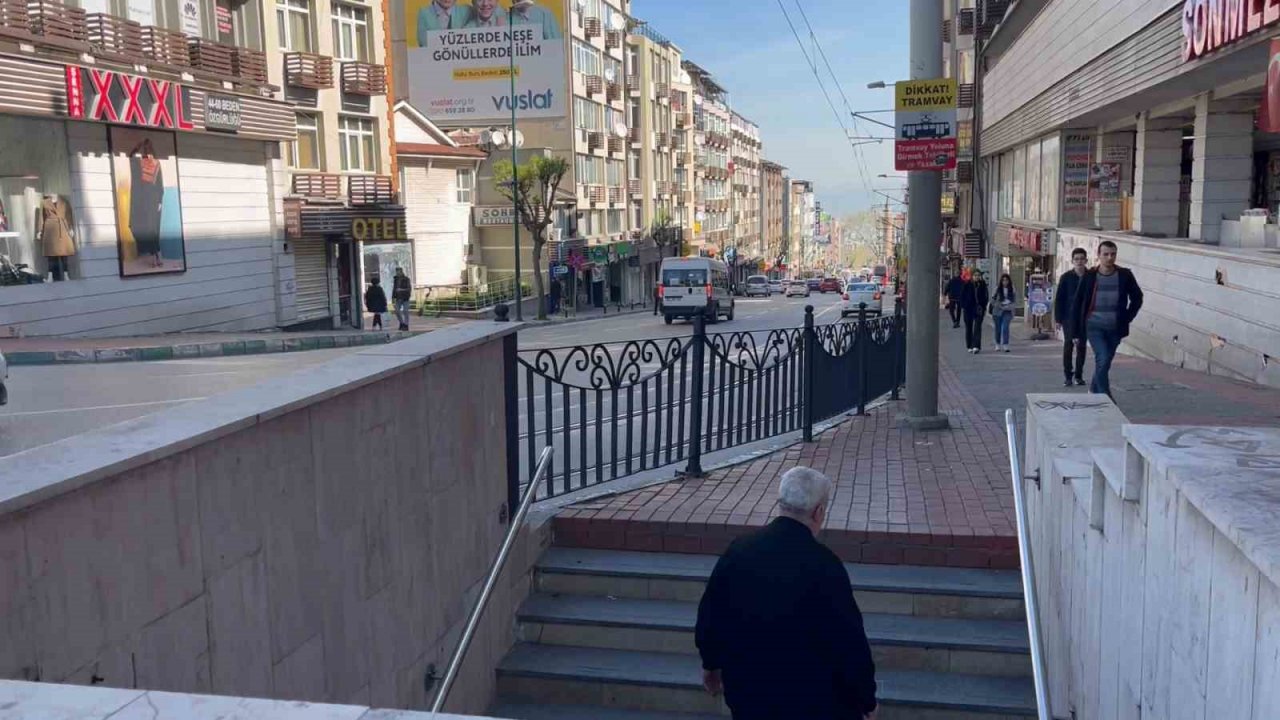 Üniversite öğrencisi alt geçidi kullanmadı, otomobil böyle çarptı