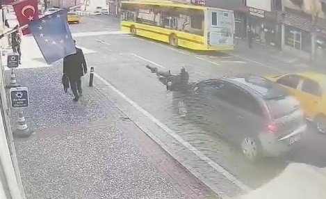 Üniversite öğrencisi alt geçidi kullanmadı, otomobil böyle çarptı