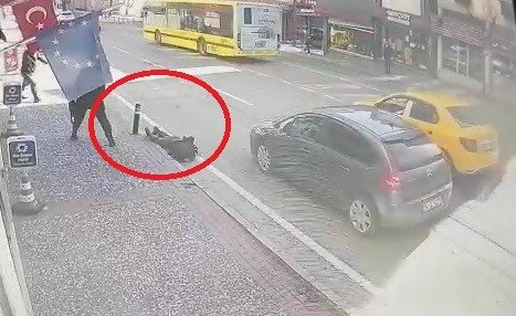 Üniversite öğrencisi alt geçidi kullanmadı, otomobil böyle çarptı