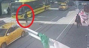 Üniversite öğrencisi alt geçidi kullanmadı, otomobil böyle çarptı