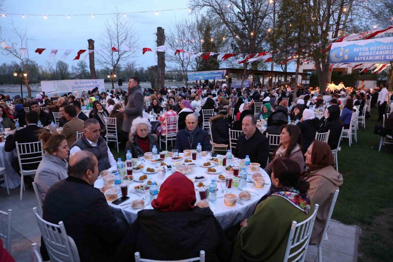 Büyükçekmeceli kadınlar Edirne’de iftar yemeğinde bir araya geldi