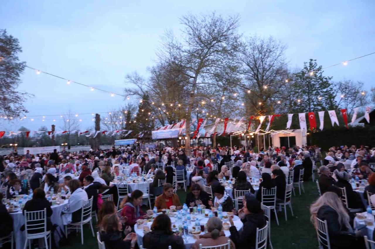 Büyükçekmeceli kadınlar Edirne’de iftar yemeğinde bir araya geldi