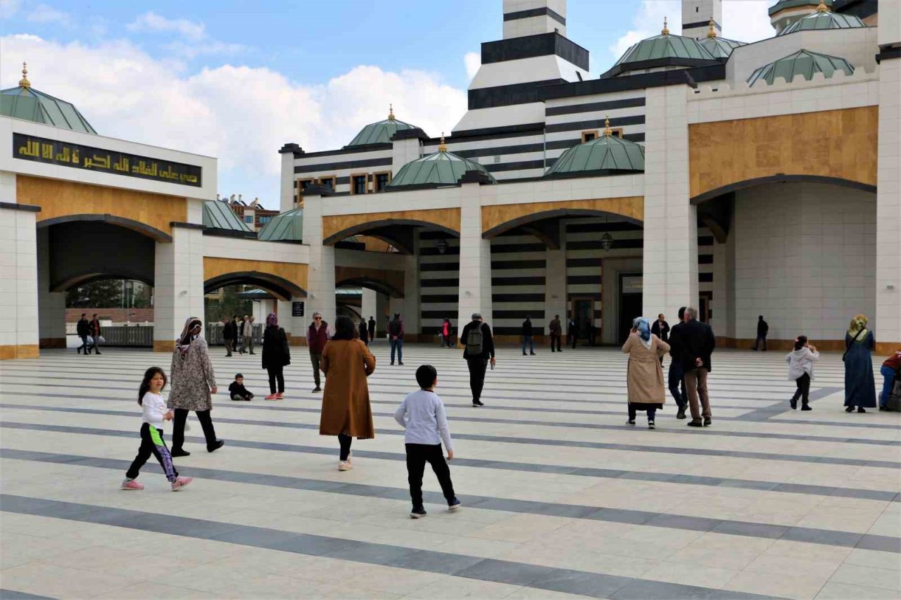 Selahaddin Eyyubi Camii’ne akın ettiler