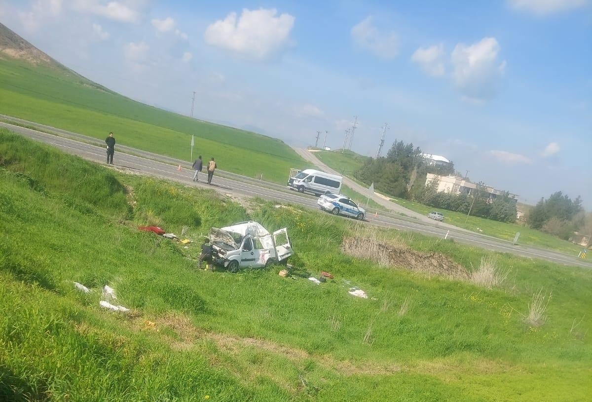 Diyarbakır’da otomobil tarlaya uçtu: 3’ü ağır 4 yaralı