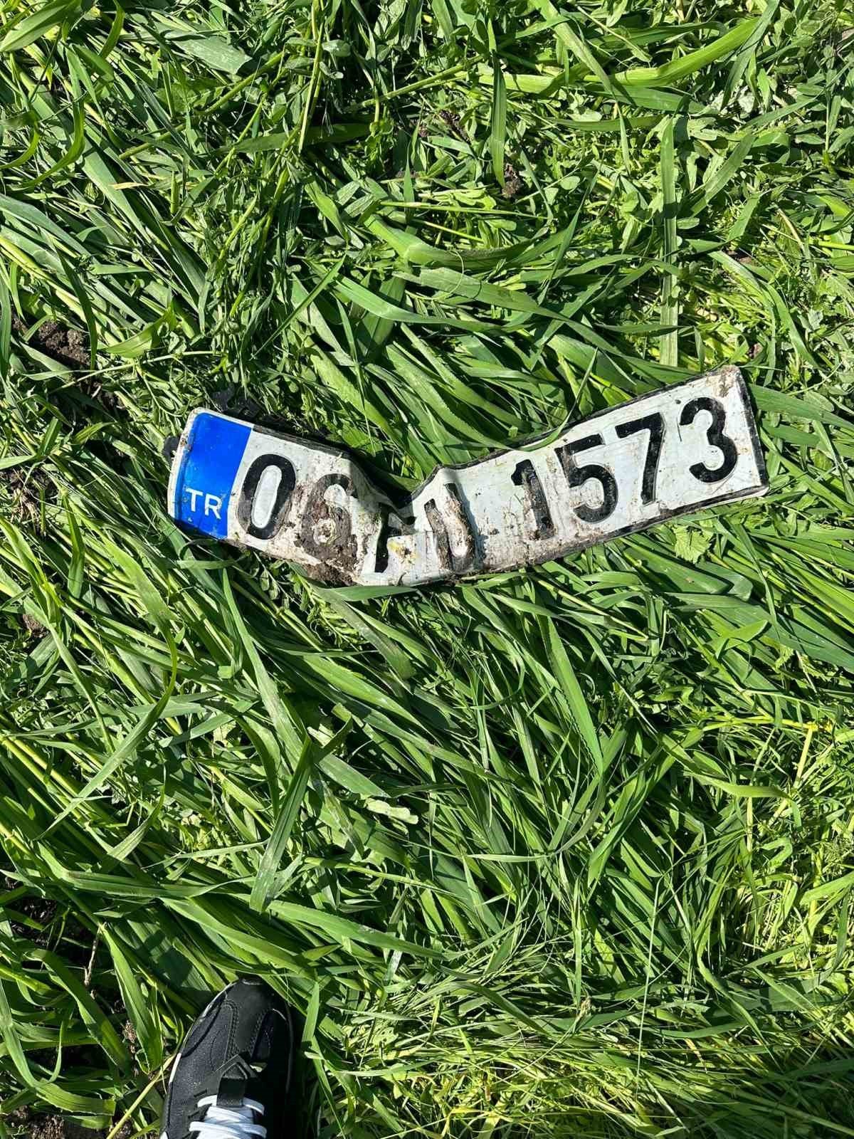 Diyarbakır’da otomobil tarlaya uçtu: 3’ü ağır 4 yaralı