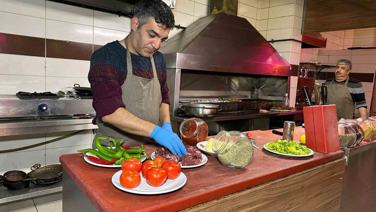 Gastronomi kenti Elazığ’da iftar menüsünün vazgeçilmezi saç tava oldu