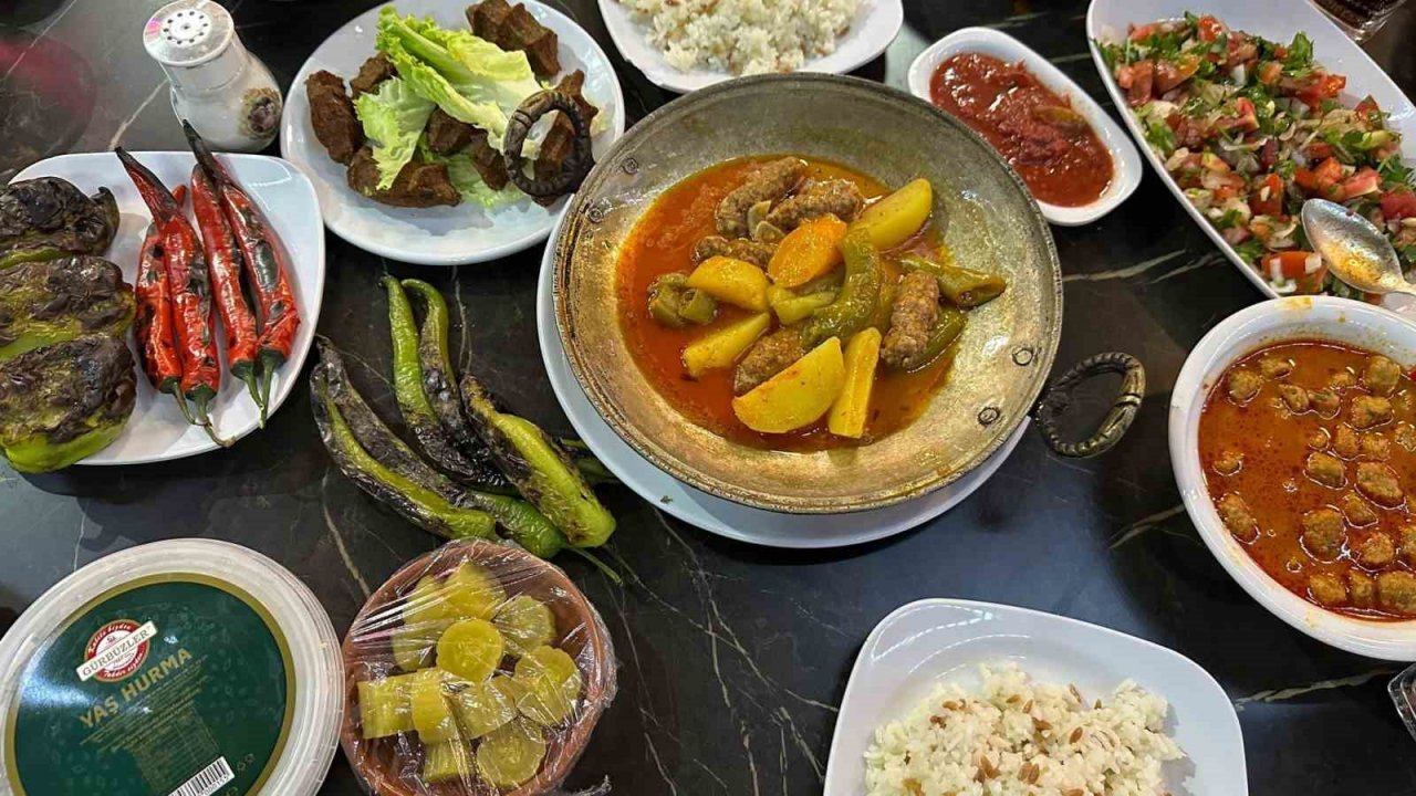 Gastronomi kenti Elazığ’da iftar menüsünün vazgeçilmezi saç tava oldu