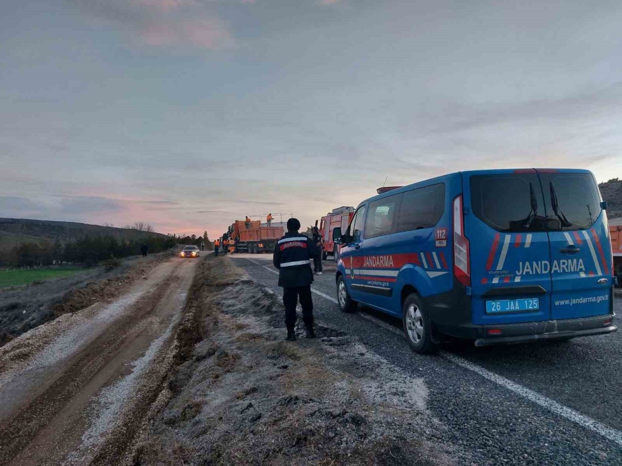 Yan yatan tanker Seyitgazi yolunu kapattı