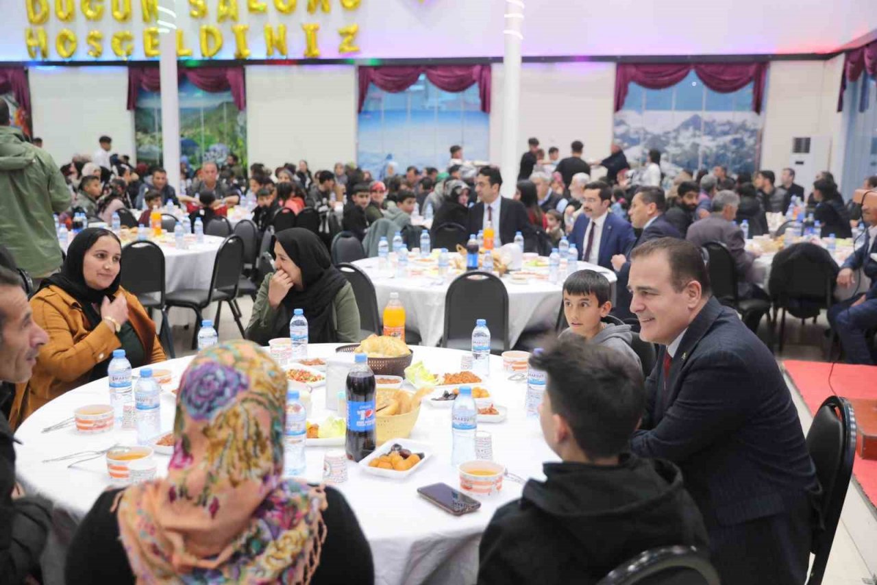 Vali Akbıyık bin kişi ile iftar açtı