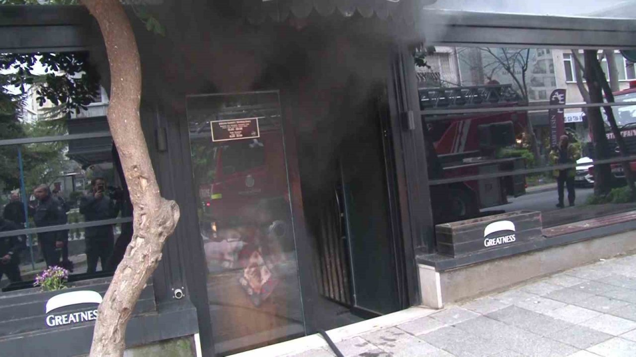 Kadıköy’de sabah saatlerinde çıkan yangın korkuttu